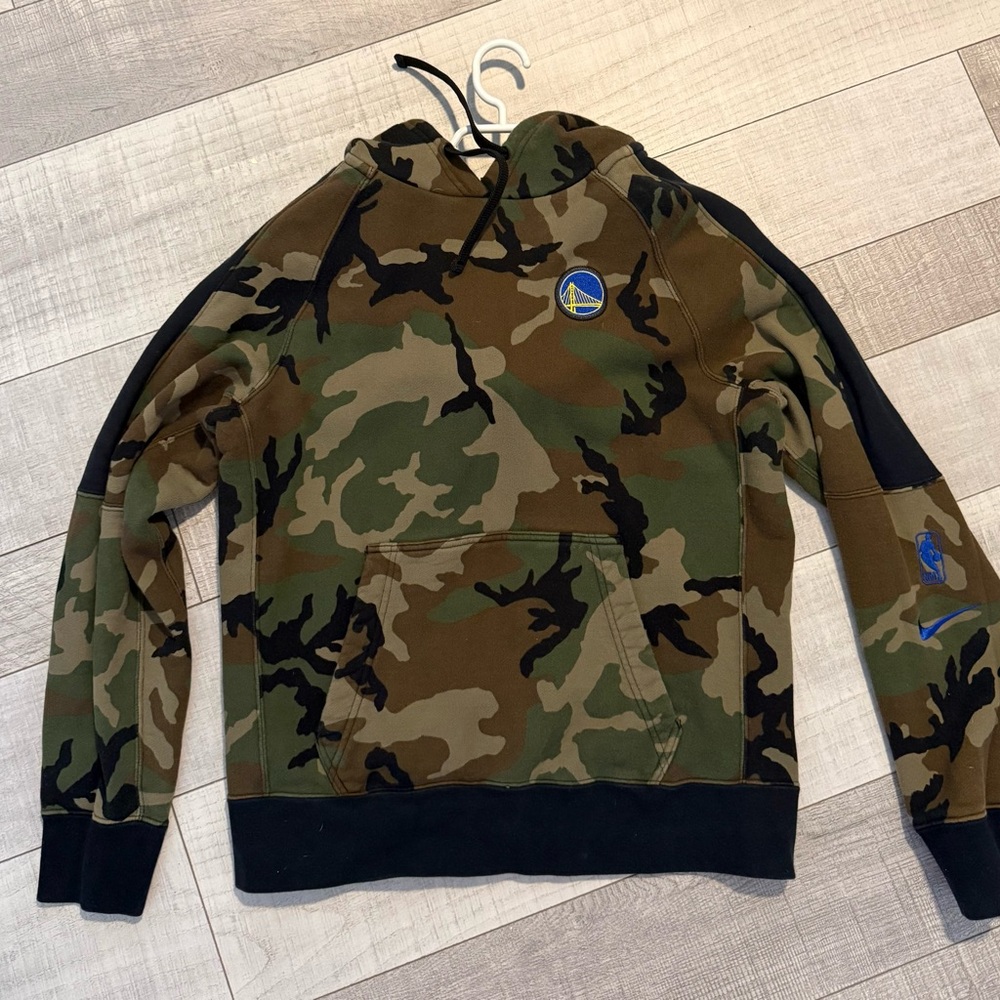 Nike Men’s Camo Pullover Hoodie with Blue Golden State Badge